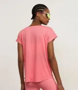 Remera lila de microfibra con escote redondo y mangas cortas.