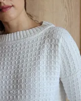 Buzo azul de tejido de punto con cuello redondo y mangas 3/4.