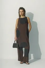 Blusa marrón con estampado de lunares negros grandes, sin mangas y corte recto.