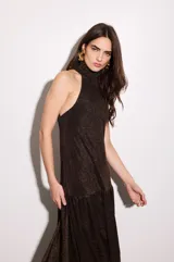 Vestido largo color cobre con escote halter, espalda baja y falda acampanada.