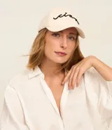 Gorra de béisbol color crema con bordado de la palabra "Ciao" en negro.