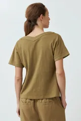 Remera verde oliva con escote en V, manga corta con dobladillo y cierre frontal con botones.