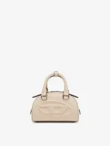 Bandolera pequeña de cuero bovino color negro, con forma de domo y el logo 'D' de Diesel grabado en relieve en el frente. Posee doble asa superior y herrajes metálicos plateados.