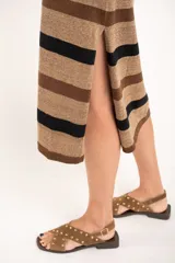 Vestido midi sin mangas, con cuello redondo y corte recto. Presenta un diseño a rayas horizontales en tonos marrón, beige y negro.