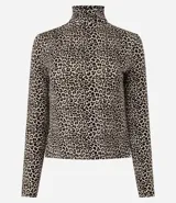 Blusa de manga larga ajustada al cuerpo con cuello alto y estampado de leopardo en tonos beige y negro.