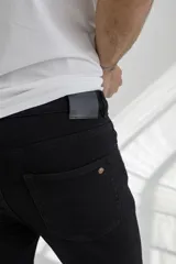 Pantalón de jean negro de corte ajustado.