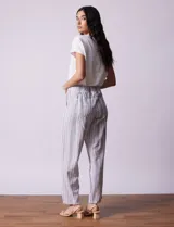 Pantalón de lino estampado a rayas verticales azules y blancas, marca Dash. Tiene pretina ancha elastizada con lazo ajustable.