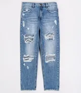 Pantalón de jeans celeste con corte mom, tiro alto, bolsillos delanteros y traseros, y roturas grandes en ambas rodillas.