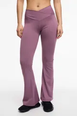 Calza negra de tiro alto con corte Oxford.