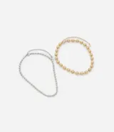Set de dos collares de metal, uno corto con esferas medianas doradas y otro mediano con esferas pequeñas plateadas.