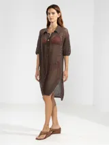 Camisa larga negra de punto calado con cuello camisero, manga tres cuartos y cierre frontal con botones.