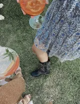 Botas de cuero negro con bordado decorativo en el caño y empeine, taco bajo y punta fina. Diseño de estilo cowboy.