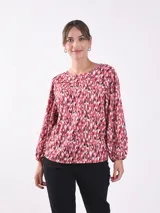 Blusa de manga larga con puños elásticos y estampado abstracto en tonos rosa, blanco y negro.