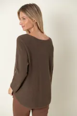 Buzo corto de viscosa y poliamida, color marrón liso, con cuello bote y manga larga.