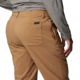 Pantalón chino color marrón claro, de corte recto, con bolsillos laterales y traseros. Confeccionado con tecnología Omni-Shield que repele la humedad y resiste las manchas. Incluye detalles de fuelle para mayor comodidad y libertad de movimiento.