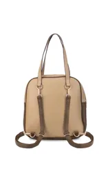 Mochila color marrón con doble asa de mano y correas traseras regulables. Presenta un bolsillo frontal con cierre y compartimento interno para iPad.