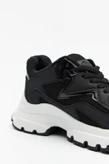 Zapatillas deportivas color gris claro con recortes en gamuza y textil transpirable, cordones a tono y plataforma de 5cm de alto.