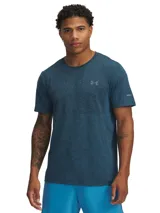 Remera deportiva gris jaspeado de corte clásico, con cuello redondo y mangas cortas. Confeccionada con tejido de punto transpirable y tecnología seamless para mayor comodidad.