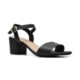 Sandalias negras de tacón ancho, con tira ancha sobre los dedos y pulsera al tobillo con hebilla dorada.