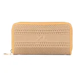 Billetera rectangular de poliéster color hueso, con cierre perimetral y herrajes plateados. Cuenta con 13 compartimentos internos y un bolsillo con cierre.