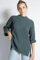 Sweater negro de punto con cuello redondo y corte oversize.