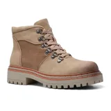 Bota casual color beige con detalle de textura símil piel de cocodrilo en los laterales, cordones y suela track.
