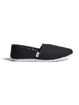 Alpargatas grises de lona con suela de goma blanca.