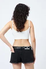 Top negro sin costuras, de breteles finos y terminación acanalada.