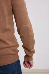Cardigan azul de tejido de punto con cierre frontal y cuello alto.