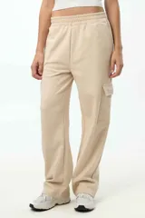 Pantalón jogger confeccionado en suave Cotton Fleece, con cintura elastizada, ajuste holgado y bolsillos laterales.