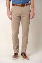 Pantalón de vestir color beige, de corte slim fit.