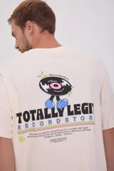 Camiseta color crema de manga corta y cuello redondo con estampado en la espalda de un disco de vinilo con pies y el texto "Totally Legi Record Store".