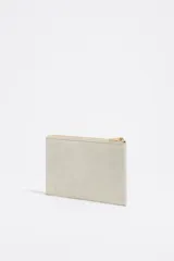 Cartera negra de nylon con estructura blanda. Cuenta con asa de tejido, logo metálico BIMBA Y LOLA, acabados metálicos, tarjetero interior, cierre con cremallera e interior con placa logotipada metálica BIMBA Y LOLA.