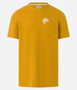 Remera color mostaza de algodón, corte regular, con cuello redondo, mangas cortas y bolsillo en el pecho con aplicación de flor bordada.