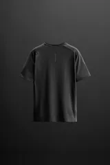 Camiseta deportiva color verde oliva de tejido ligero y elástico, con cuello redondo, manga corta y logo estampado en el bajo. Zara Athleticz.
