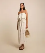 Vestido midi evasé sin mangas, confeccionado en tricolina color blanco, con escote recto con volantes y bordados metalizados de iconos.