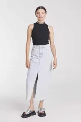 Remera negra sin mangas con cuello alto.