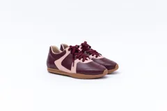 Zapatillas Magnolia de cuero color borgoña con detalles en rosa pastel y suela color caramelo.