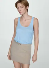 Musculosa negra de tirantes finos y escote redondo.