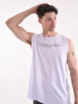 Musculosa blanca sin mangas con estampado frontal y corte relajado.