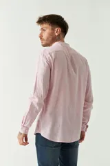 Camisa celeste de lino y algodón con cuello mao, corte semi slim, logo bordado y mangas largas.