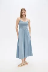 Vestido largo celeste de algodón con breteles finos, cuerpo superior fruncido con elástico y falda evasé.
