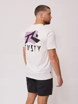 Remera negra de hombre con estampado del logo de la marca Rusty en el pecho.