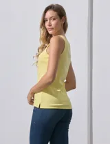 Musculosa de algodón color negro, de corte clásico y escote redondo.
