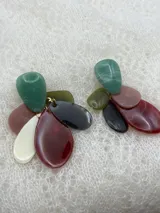 Par de aros colgantes con piezas de resina de diferentes colores y formas.