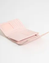 Billetera rectangular de cuerina color negro con solapa y broche metálico.