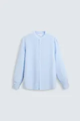 Camisa negra de lino y algodón, corte relaxed fit, cuello mao, manga larga con puños abotonados y cierre frontal con botones.