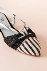 Bailarinas destalonadas con estampado a rayas blanco y negro y glitter plateado.