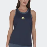 Musculosa deportiva Le Coq Sportif color azul marino, con logo del gallo en amarillo. Presenta un diseño de doble capa, con un top deportivo de tirantes finos con estampado sutil debajo de la musculosa principal.