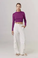 Pantalón cargo blanco de corte recto con bolsillos laterales con fuelle y botón.